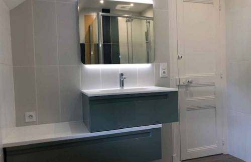 Pose d'une vasque dans une salle de bain à Deauville