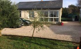 Baie coulissante en aluminium blanc.