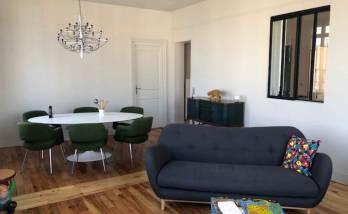 Aménager un salon dans un appartement à Deauville