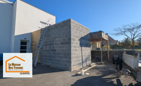 👉 Extension de maison à Plonéis : maçonnerie, charpente et ITE terminées. Le chantier avance avec l’étanchéité de la toiture en cours.