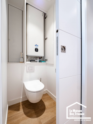 Chauffe eau rectangulaire au dessus du toilette suspendu