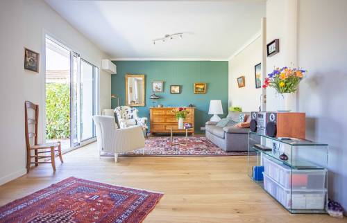 Rénovation terminée avec ouverture de la cuisine sur le salon et ouverture pour pose d'une baie vitrée