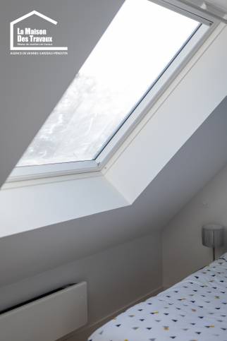 Aménagement d’une petite chambre avec grand Velux
