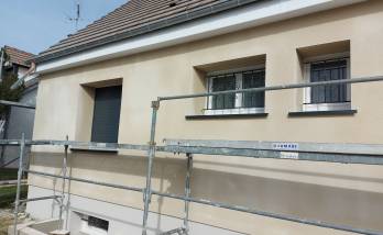 Façade avant en cours de rénovation