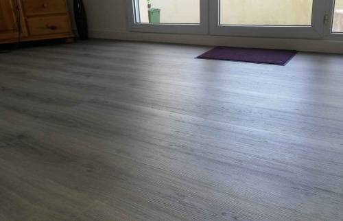 Nouveau sol en lame PVC adhésive