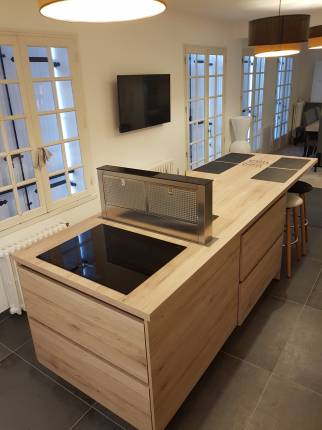 Grand îlot central avec hotte motorisée intégrée