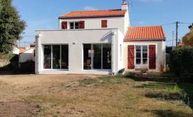 Construction d'une extension de maison à toit plat