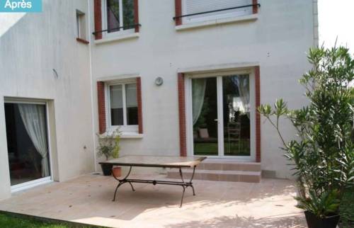 Terrasse habillée de carrelage grès cérame 