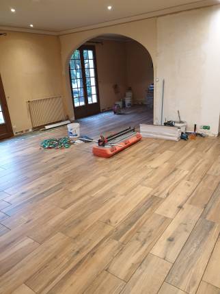 Pose d'un carrelage effet bois