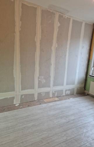 Finition des murs en placo et isolation après travaux à Harnes.