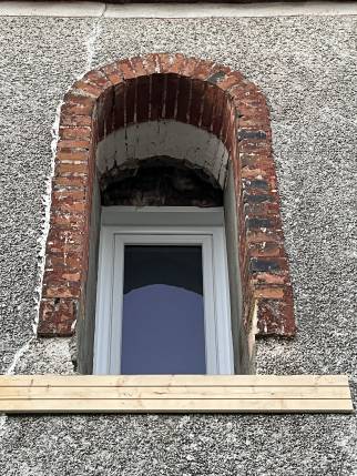 Nouvelle fenêtre dans une ouverture anciennement condamnée de maison - Morléon 79