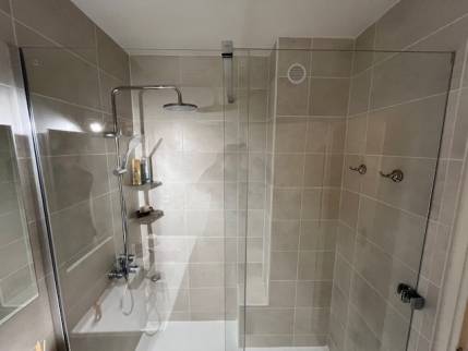 Rénovation de salle de bain avec pose de faïence murale toute hauteur - Nantes 44200