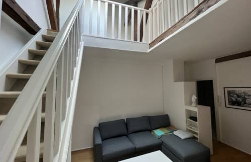 Vue de l'escalier du séjour