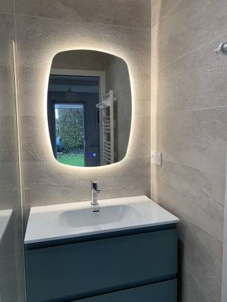 Pose d'un lavabo et miroir rétro-éclairé à Saint-Grégoire