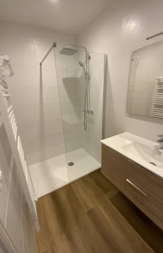 Salle de bain moderne La Maison Des Travaux Ales