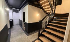 Rénovation porte couloir sols murs escaliers