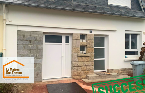  Vue extérieure sur l’avancée des travaux, où l’ancienne porte de garage a été remplacée par une porte d’entrée plus moderne et pratique.