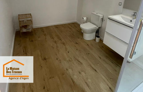 Plus d’espace, plus de lumière, plus de confort : cette salle de bain rénovée invite à la détente tout en restant ultra fonctionnelle.