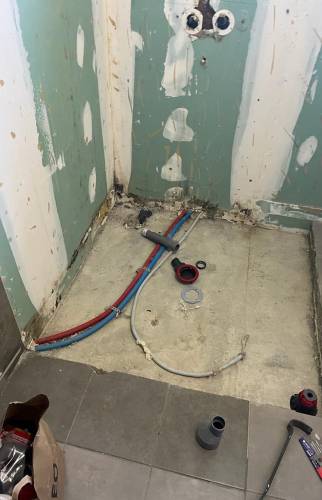 Détail douche à l'italienne - Préparation du sol - maçon 73, peintre 73, électricien 73, plombier 73, plaquiste 73, carreleur 73, menuisier 73maçon 73, peintre 73, électricien 73, plombier 73, plaquiste 73, carreleur 73, menuisier 73