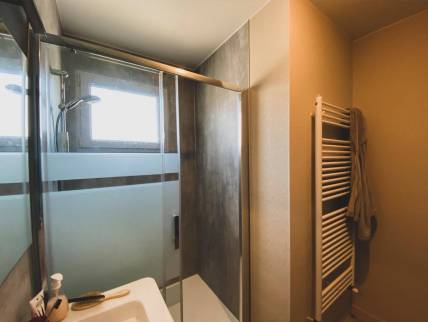 Création d'une grande douche ouverte dans la salle de bain rénovée - Cholet 49