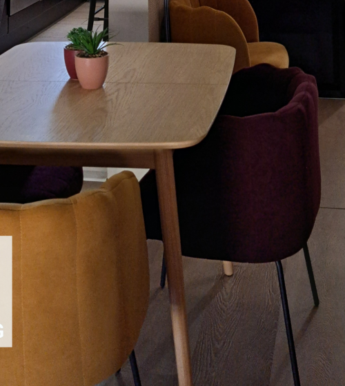 Convivialité et élégance autour de cette table moderne, posée sur un sol PVC résistant et esthétique, idéal pour les pièces de vie.