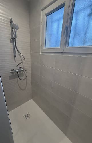 Rénovation d’une maison près de Couëron : rafraîchir les murs et moderniser la salle de bain entre deux locations receveur