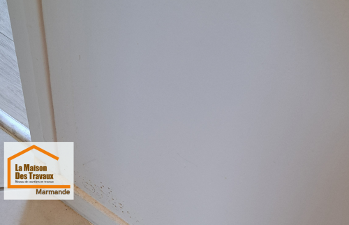 Même un petit dégât des eaux peut laisser des traces visibles : ici, le mur a été assaini, repeint et protégé pour un intérieur sain et durable.