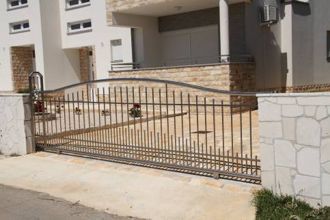 Portail moderne La Maison Des Travaux