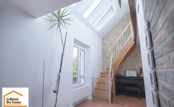 Création d’un nouvel escalier et mise en lumière d’un espace de circulation à Donges après