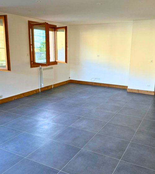  modernisation sol appartement, rénovation carrelage Haute-Savoie, artisan pose carrelage Chamonix, design intérieur contemporain, sol effet ardoise montagne, la maison des travaux chamonix