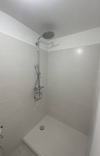 Douche dans garage aménagé La Maison Des Travaux Alès