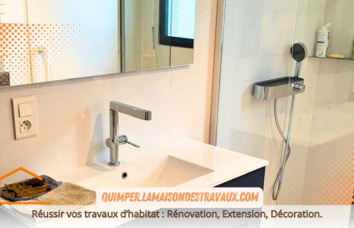 La salle de bain dispose d'une grande douche à l’italienne, avec un receveur plat pour un accès facile et un design épuré. La paroi en verre transparent permet d'agrandir visuellement l'espace tout en offrant un confort moderne aux utilisateurs.