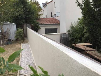 Travaux de maçonnerie extérieure en cours pour construire un mur - Brie-Comte-Robert 77170