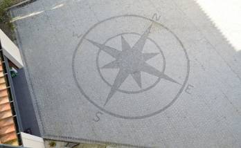 sortie de garage en pavés avec motifs rosace avec points cardinaux à Eragny-sur-Oise (95610)