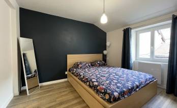 un joli mur bleu nuit dans la chambre