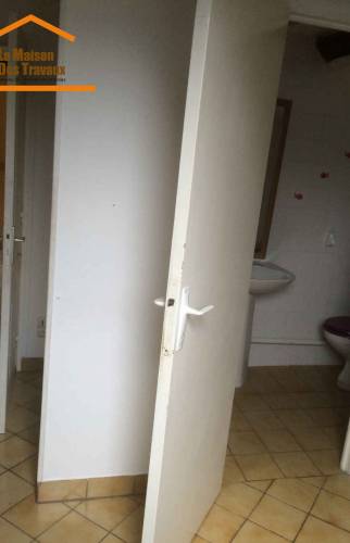 Ancienne porte battante de la salle de bains