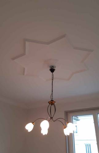 Peinture des moulures au plafond à Saint Louis