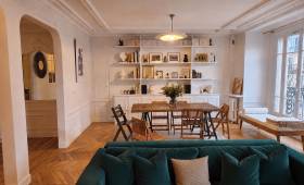 Une magnifique pièce de vie dans un appartement à Versailles
