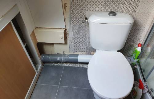 Pose des toilettes modernes 