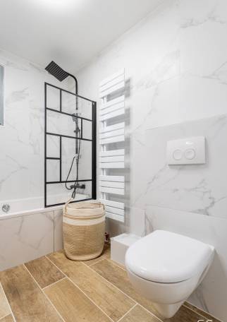 Radiateur sèche-serviettes électrique et WC suspendu dans une salle de bain - Montpellier 34000