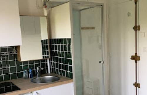 Chauffe-eau électrique au dessus d'une douche