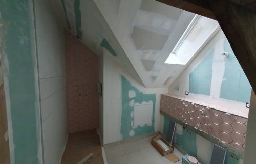 Aménagement de la salle d’eau – Étape de pose de la plomberie et des finitions en cours