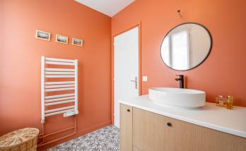 Murs de couleur rouge audacieuse dans une salle de bain moderne à Paris 8e