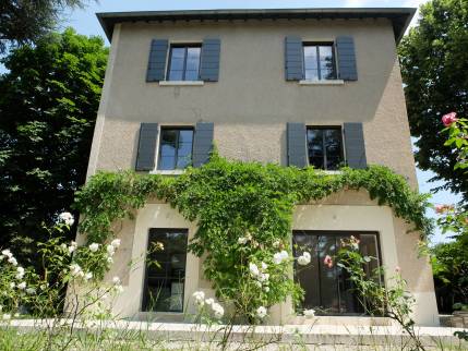 Ecully (69130) : une terrasse ensoleillée au pied d'une maison de maitre 