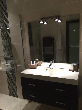 Meuble vasque de salle de bain avec miroir lumineux
