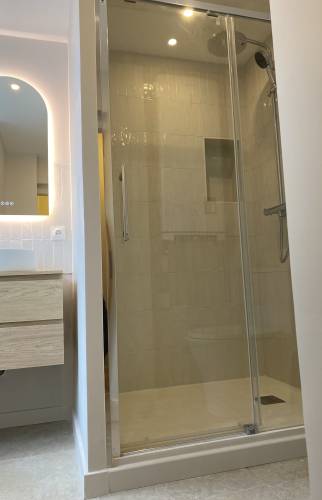 SDB de 6M2 avec douche 90X140 - WC - baignoire et meuble vasque 