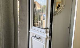 Porte d'entrée moulures et grille dans double vitrage