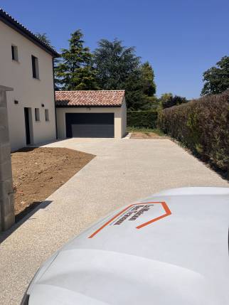 Création d'une allée de garage en béton lavé - Chabeuil 26120