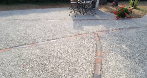 Béton désactivé et chaînette en briques - Charbuy (89)