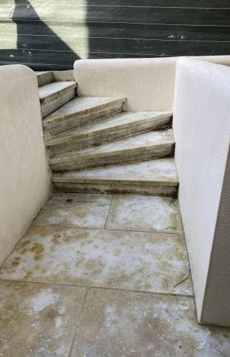 AVANT Marche menant à la terrasse